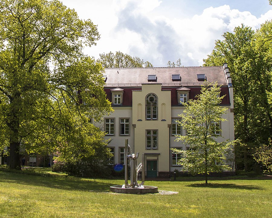 Blick auf das Verwaltungsgebäude des SRH Berufsbildungswerkes Sachsen