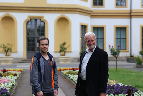 Zwei Männer vor einem Altbau des Klinikum Dresden