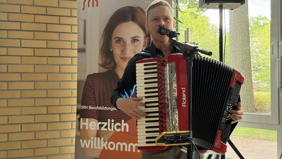 Sebastian Opitz begleitet die Lehrjahreseröffnungsfeier musikalisch
