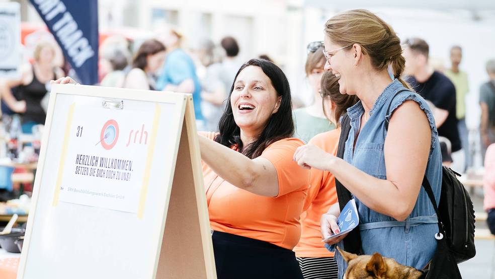 Besucherinnen unseres Standes beim 9. Gastmahl in Dresden