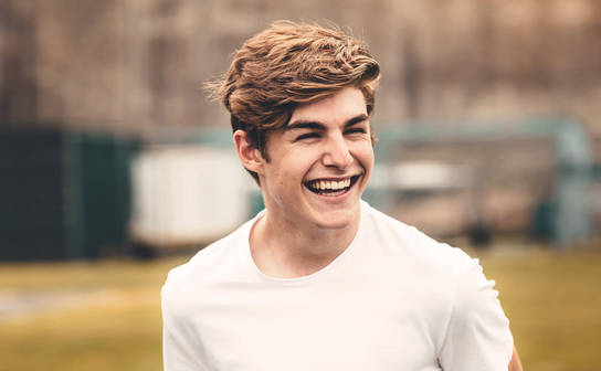 Lachender Jugendlicher mit Berufschancen nach der Ausbildung in Dresden